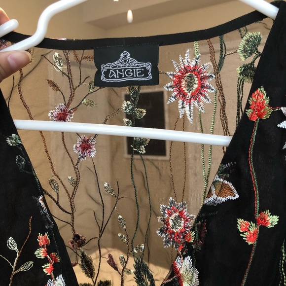 Sheer-black, flower-detailed cross crop top - Picture 5 of 5